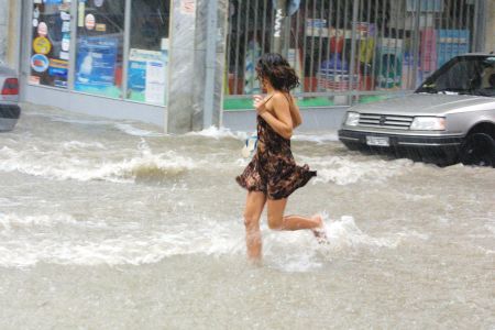 Υγρασία, καύσωνες, αλλά και χιόνια και καταιγίδες τον Ιούνιο