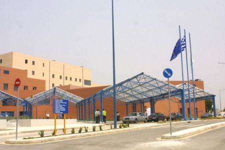 Άνδρας μαχαίρωσε άγρια τη σύζυγό του έξω από το Αττικό Νοσοκομείο