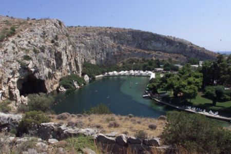 Ιαματικό και το νερό της λίμνης Βουλιαγμένης