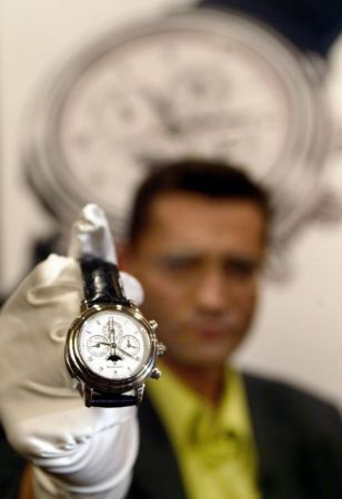 Τα ελβετικά ρολόγια πάνε… πίσω