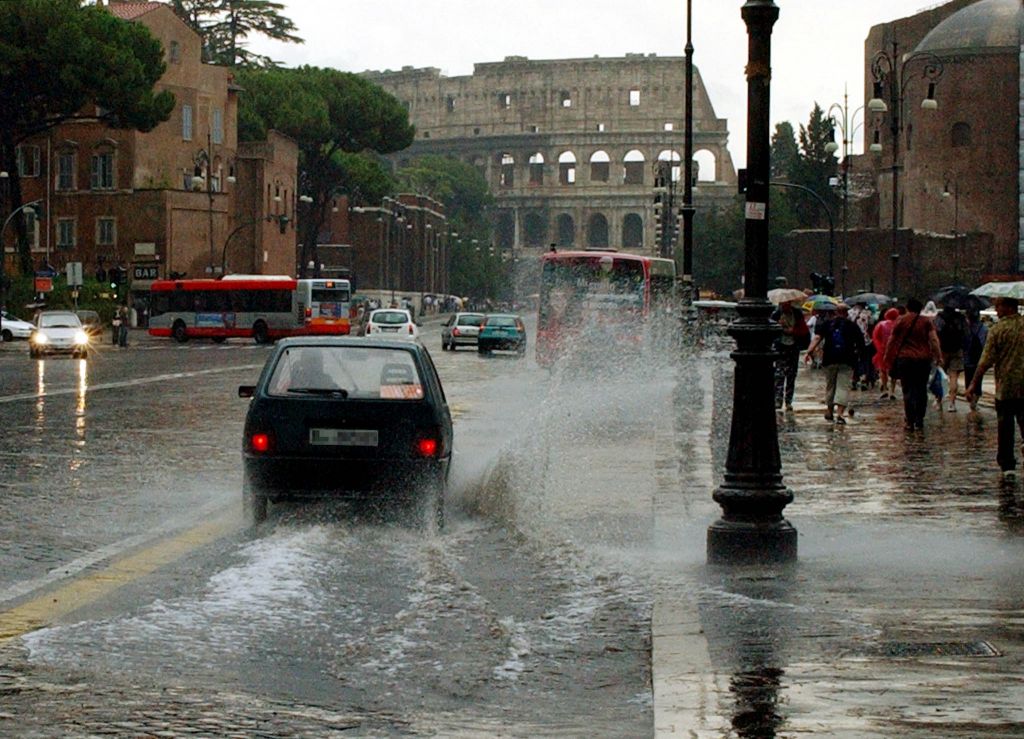 Κύμα κακοκαιρίας στην Ιταλία – Κεραυνός χτύπησε αεροπλάνο