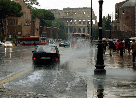 Κύμα κακοκαιρίας στην Ιταλία – Κεραυνός χτύπησε αεροπλάνο