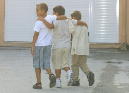 Στο σχολείο θα μένει η τσάντα των μαθητών μία Παρασκευή το μήνα