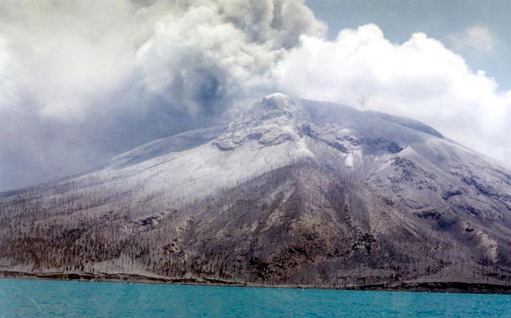Ξύπνησε το ηφαίστειο Γκαμαλάμα στην ανατολική Ινδονησία