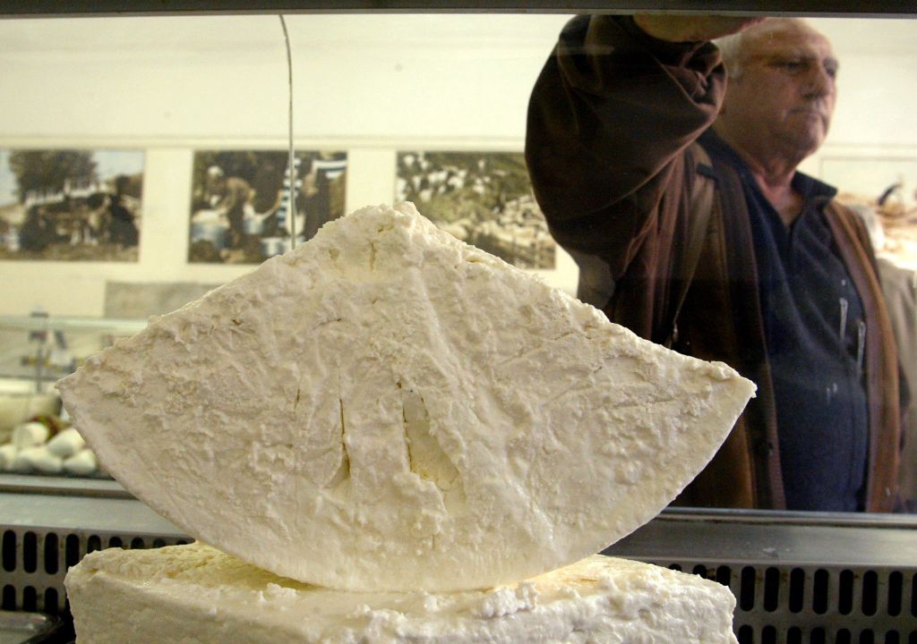 ΕΦΕΤ: Σερβίρουν λευκό τυρί για φέτα – Αρχίζουν εντατικοί έλεγχοι