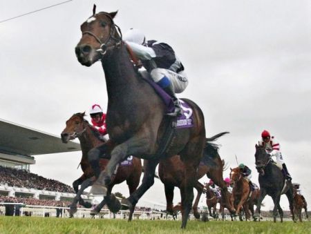 Μάχη ΟΠΑΠ – Intralot για το ιπποδρομιακό στοίχημα