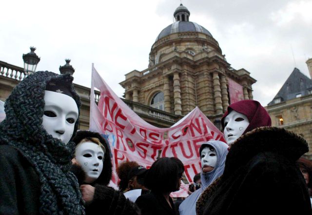 Γαλλία: Οι πόρνες διαμαρτύρονται για σχέδιο κατά του «πεζοδρομίου» | tovima.gr