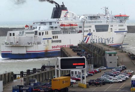 Απόπειρα κατάληψης φέρι – μπόουτ στο Καλαί από δεκάδες μετανάστες