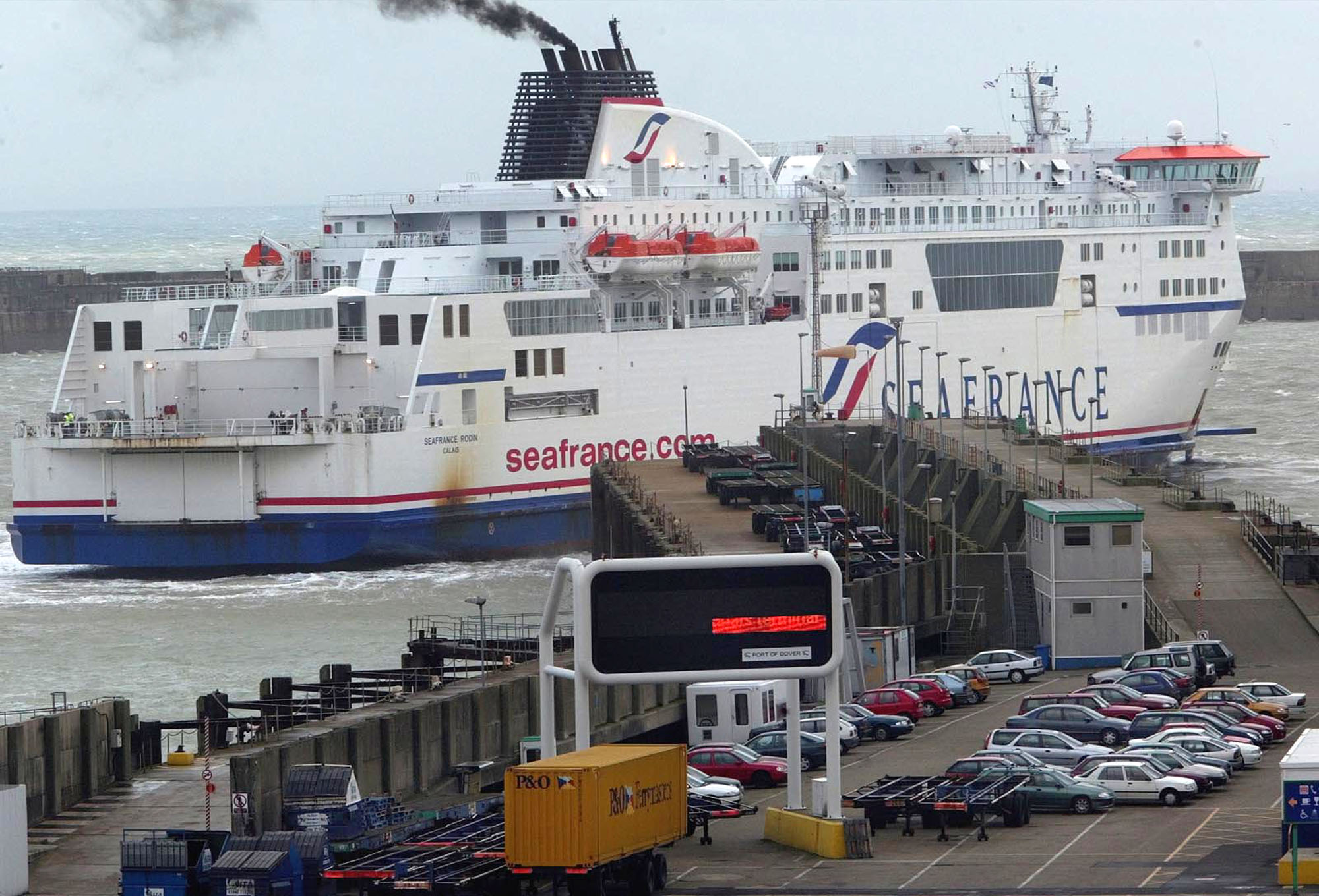 Απόπειρα κατάληψης φέρι – μπόουτ στο Καλαί από δεκάδες μετανάστες