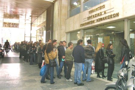 Με καθυστερήσεις και σε είδος οι μισθοί στο λιανεμπόριο