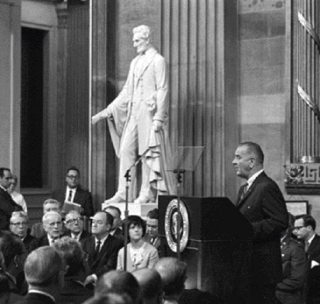Ο πρόεδρος Λίντον Τζόνσον ομιλεί σε αξιωματούχους στο Καπιτώλιο στις 8 Ιουνίου 1968