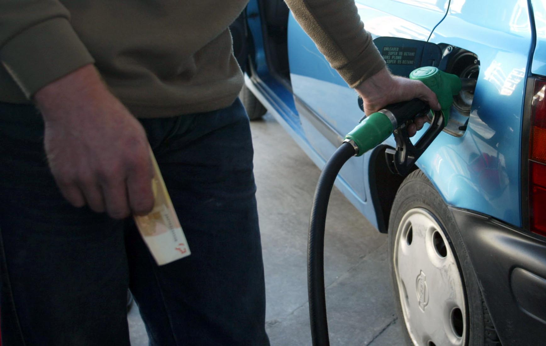 ΠΟΠΕΚ : «Οι φόροι εκμηδενίζουν τα οφέλη της πτώσης της τιμής του πετρελαίου»