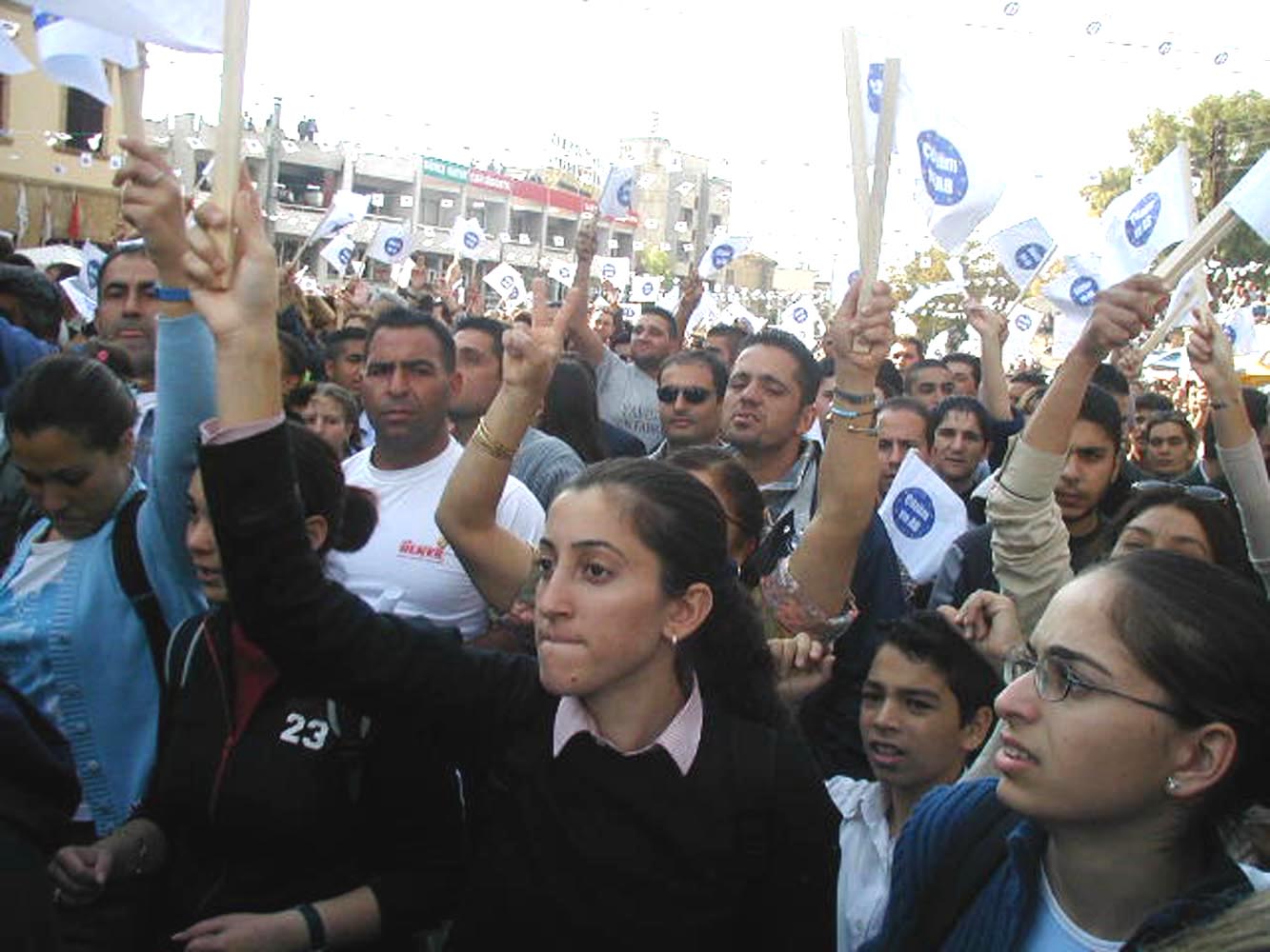 Κύπρος: Εισέβαλαν στη Βουλή διαμαρτυρόμενοι για τα αξιόγραφα