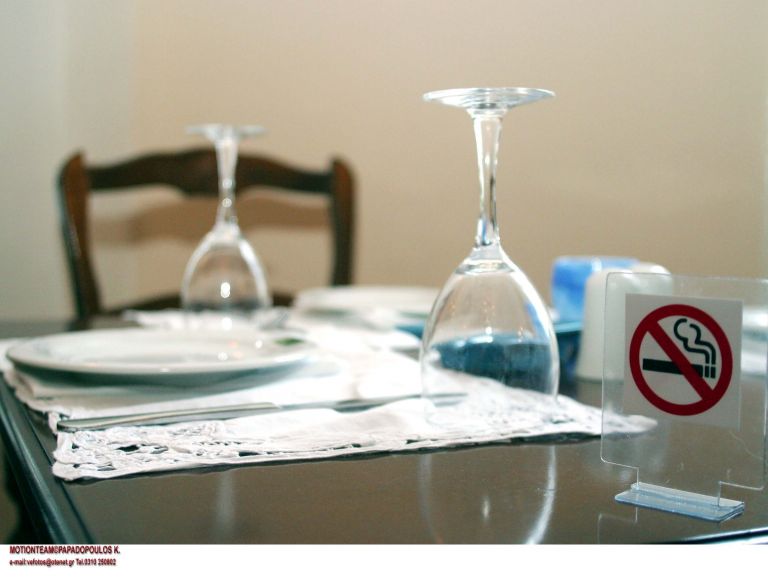 Μειώνεται ο αριθμός των καπνιστών παρά τη χαλαρότητα στους ελέγχους | tovima.gr