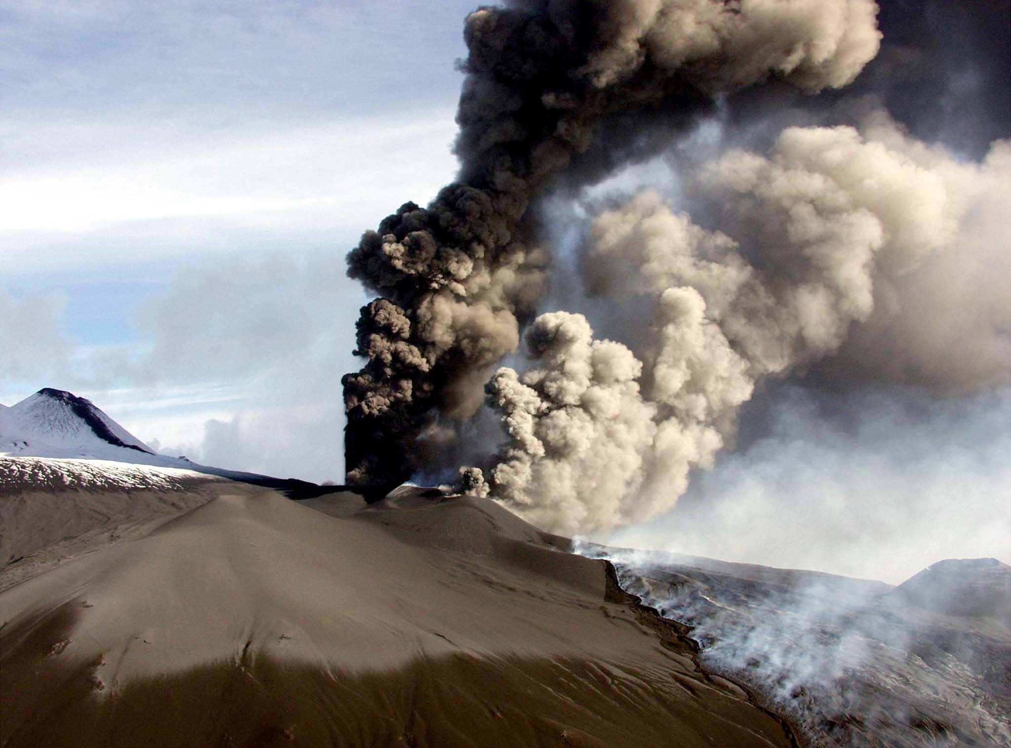 Ιταλία: Ενεργοποιείται το ηφαίστειο της Αίτνας