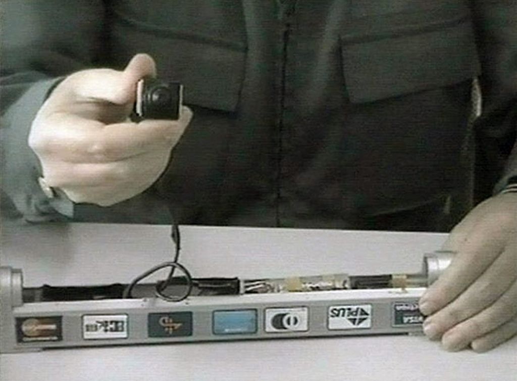 Σίγησαν οι κοριοί έξω από τα γραφεία των κομμάτων