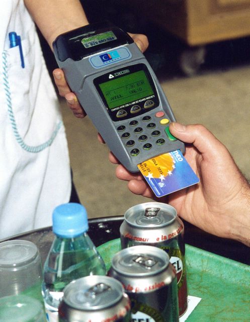 Χτύπημα στη φοροδιαφυγή με κίνητρα για χρήση καρτών