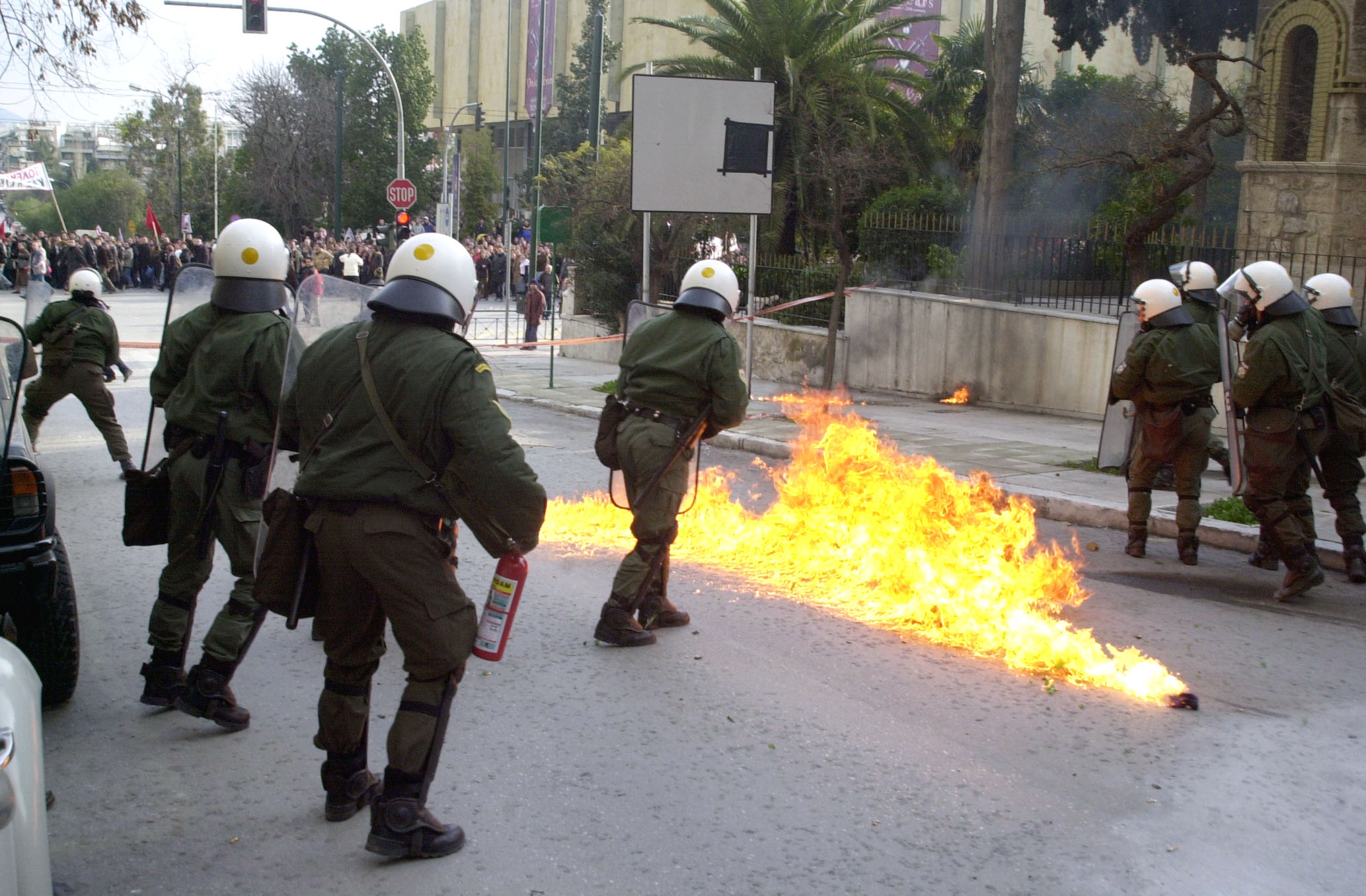 Ελεύθεροι οι προσαχθέντες για τις μολότοφ κατά των ΜΑΤ στα Εξάρχεια