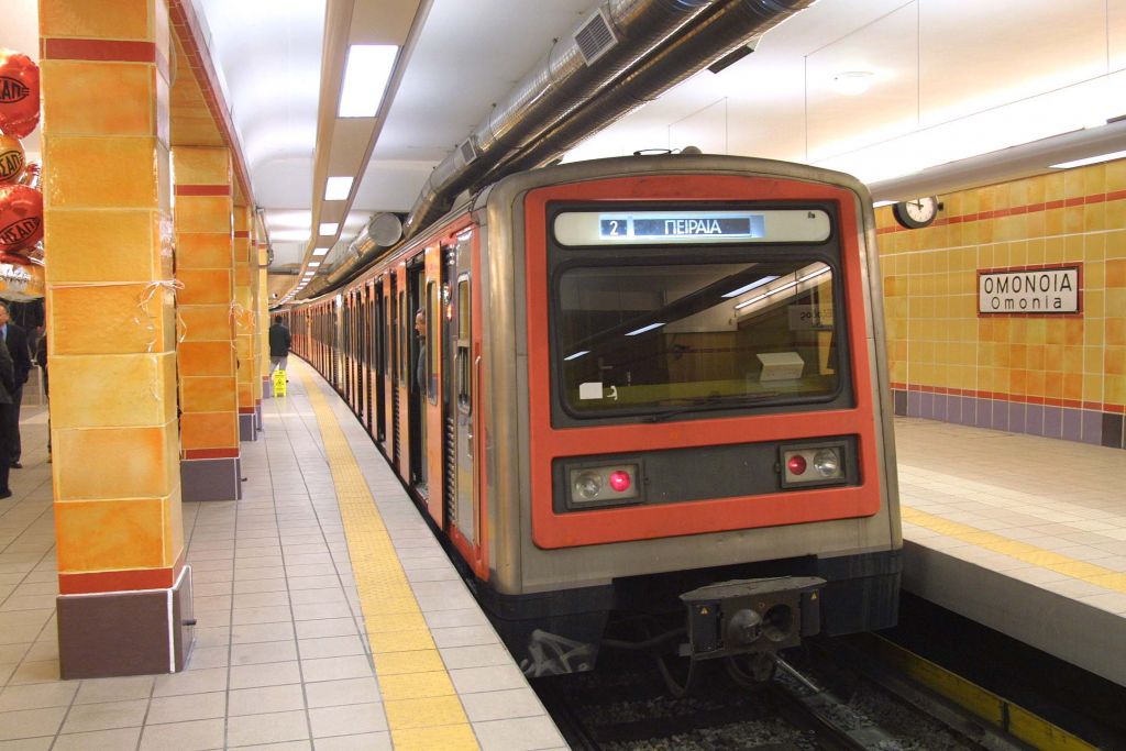 Σώος άντρας που έπεσε στις γραμμές του ΗΣΑΠ στην Ομόνοια