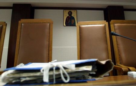 Η αόρατη «σύγκρουση» νομικών για τον νόμο περί καταχραστών