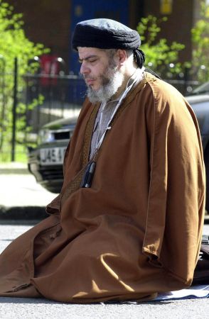 Ο ιμάμης Αμπού Χάμζα κρίθηκε ένοχος για όλες τις κατηγορίες