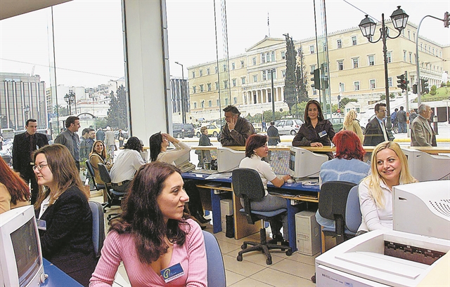 Από €30 ως €58 η αύξηση στον κατώτατο μισθό