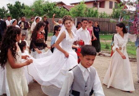 Ρουμανία: Προς κατάργηση οι γάμοι μεταξύ παιδιών Ρομά
