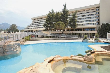 Πωλείται το «Πόρτο Καρράς»