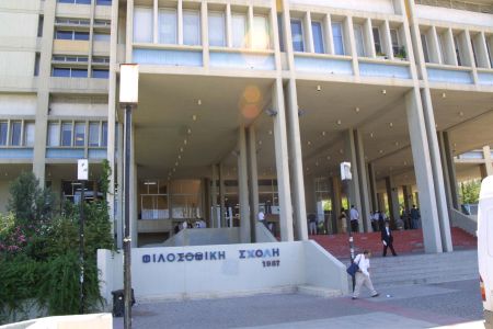 Σωροί σκουπιδιών βάζουν λουκέτο στη Φιλοσοφική Σχολή