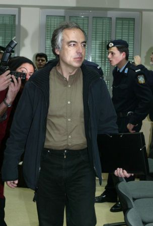 Αρνούνται να μπουν στα κελιά τους Κουφοντίνας και Γουρνάς