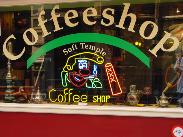 Δήμαρχος Αμστερνταμ: Τα coffee-shop θα πουλάνε κάνναβη σε όλους