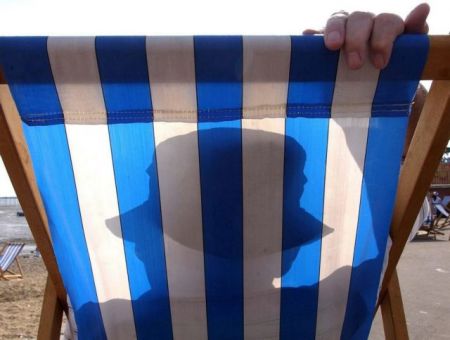 Χαλκιδική: Ξηλώνουν κλειδωμένες με λουκέτα ξαπλώστρες και ομπρέλες