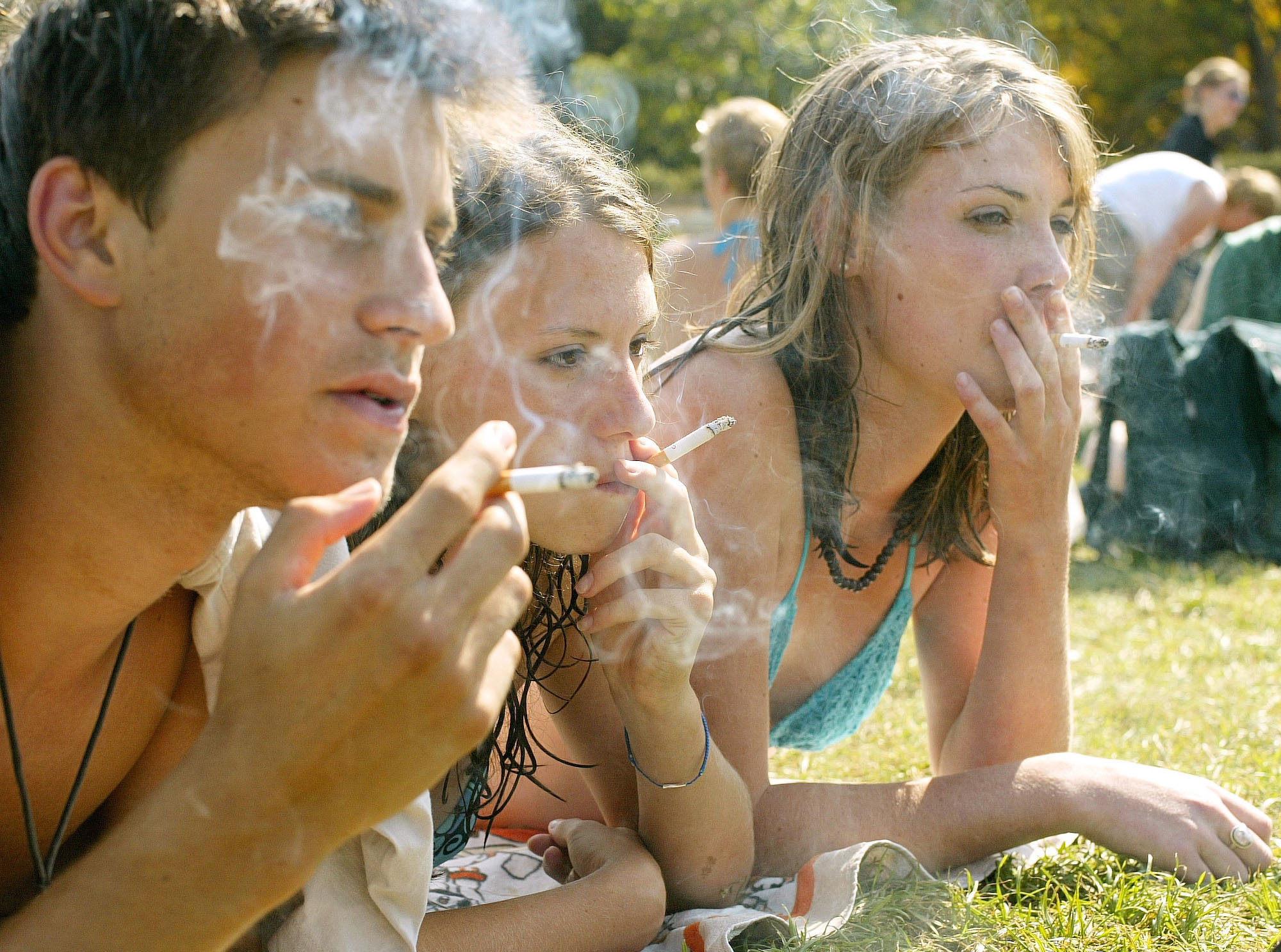 Много курим много пьем. Что курит молодежь. Курение молодежи. Курящая молодежь. Молодежь с сигаретами.