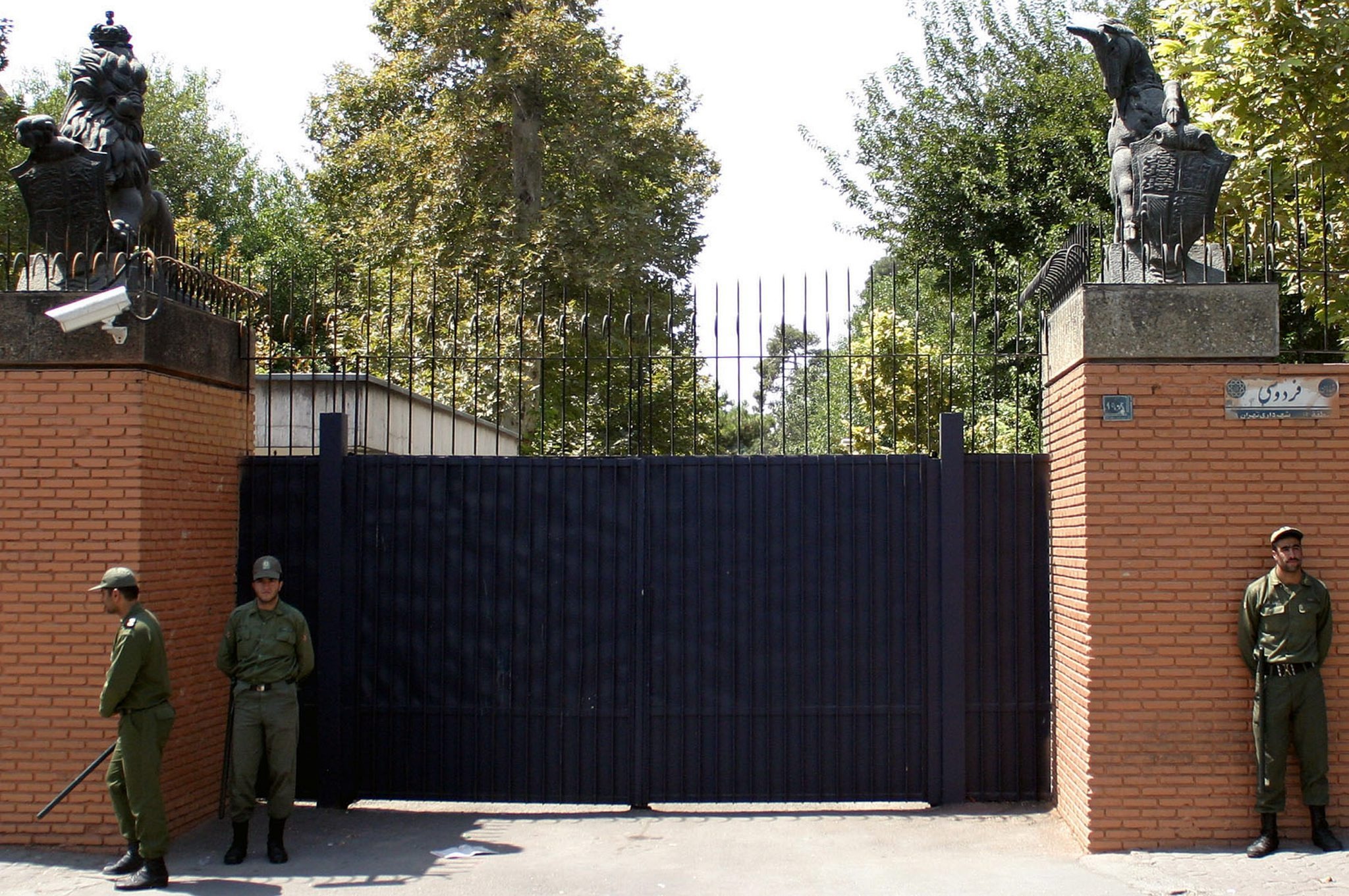 Βρετανία: Κλείνει η ιρανική πρεσβεία, απελαύνονται οι διπλωμάτες