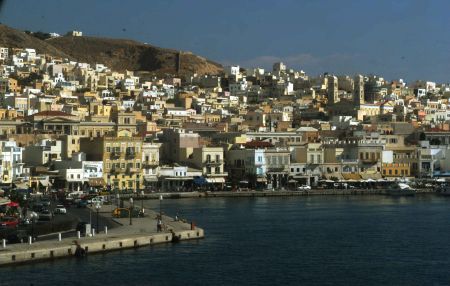 Απαγόρευση απόπλου για το «Ακουα Τζιούελ» στη Σύρο