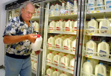 Harakopoulos chastises Hatzidakis on fresh milk shelf life debate