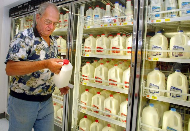 Harakopoulos chastises Hatzidakis on fresh milk shelf life debate