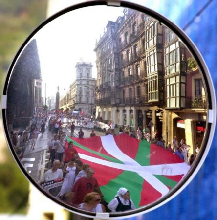 La Vanguardia: Οργή Βάσκων για παραλληλισμό με Καταλανούς