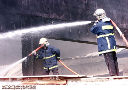 Πειραιάς: Πυρκαγιά ξέσπασε σε αποθήκη αργά το βράδι