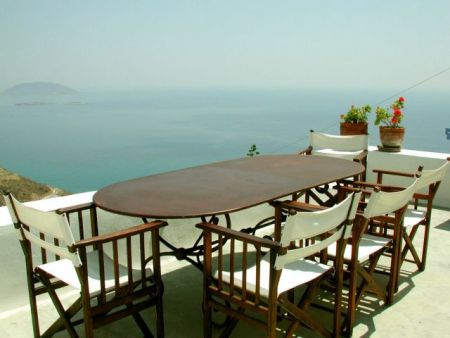 Βουτιά στα έσοδα από τον αυξημένο ΦΠΑ στα νησιά