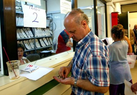 Μειώνονται φορολογικά πρόστιμα – Αυξάνεται το ακατάσχετο μισθών – συντάξεων