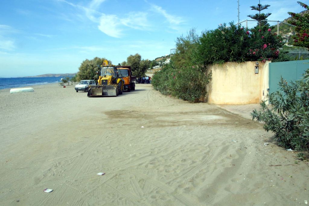 Τι απαντά το υπουργείο Οικονομικών για το νομοσχέδιο για τον αιγιαλό