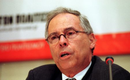 Σπ. Σημίτης: «Θα προσφύγω στη δικαιοσύνη, εναντίον οιουδήποτε επιδιώξει τη συκοφαντική δυσφήμισή μου»