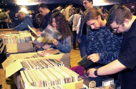 Κι όμως το βινύλιο ζει και βασιλεύει