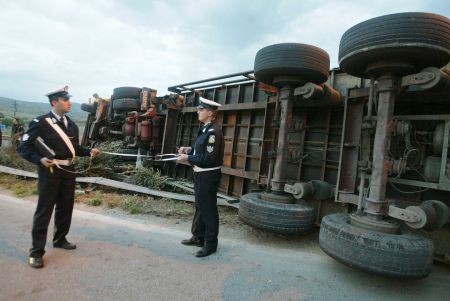 Πιερία: Ανατράπηκε φορτηγό, ελαφρά τραυματισμένος ο οδηγός