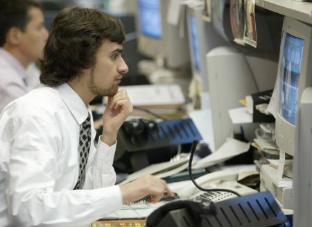 Βουτιά στο ρωσικό χρηματιστήριο, κατρακύλα για το ρούβλι λόγω Ουκρανίας