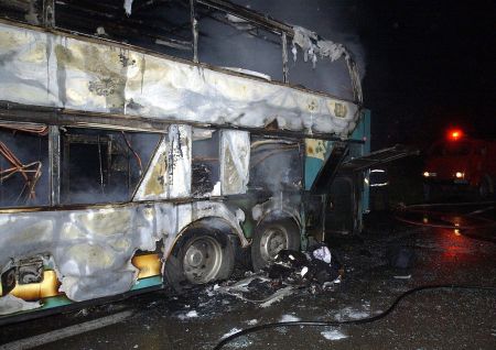 Φωτιά σε λεωφορείο έξω από τον Χορτιάτη που έπεσε σε χαράδρα – Ενας νεκρός