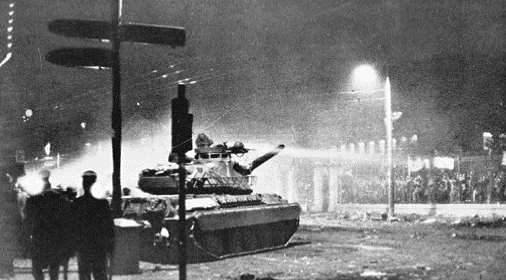 O ΣΤΡΑΤΙΩΤΗΣ-ΟΔΗΓΟΣ TOY TANK που γκρέμισε την πύλη του Πολυτεχνείου σπάει τη σιωπή του και μιλάει πρωτη φορα για το μακελειο της 17ης Νοεμβρίου 1973