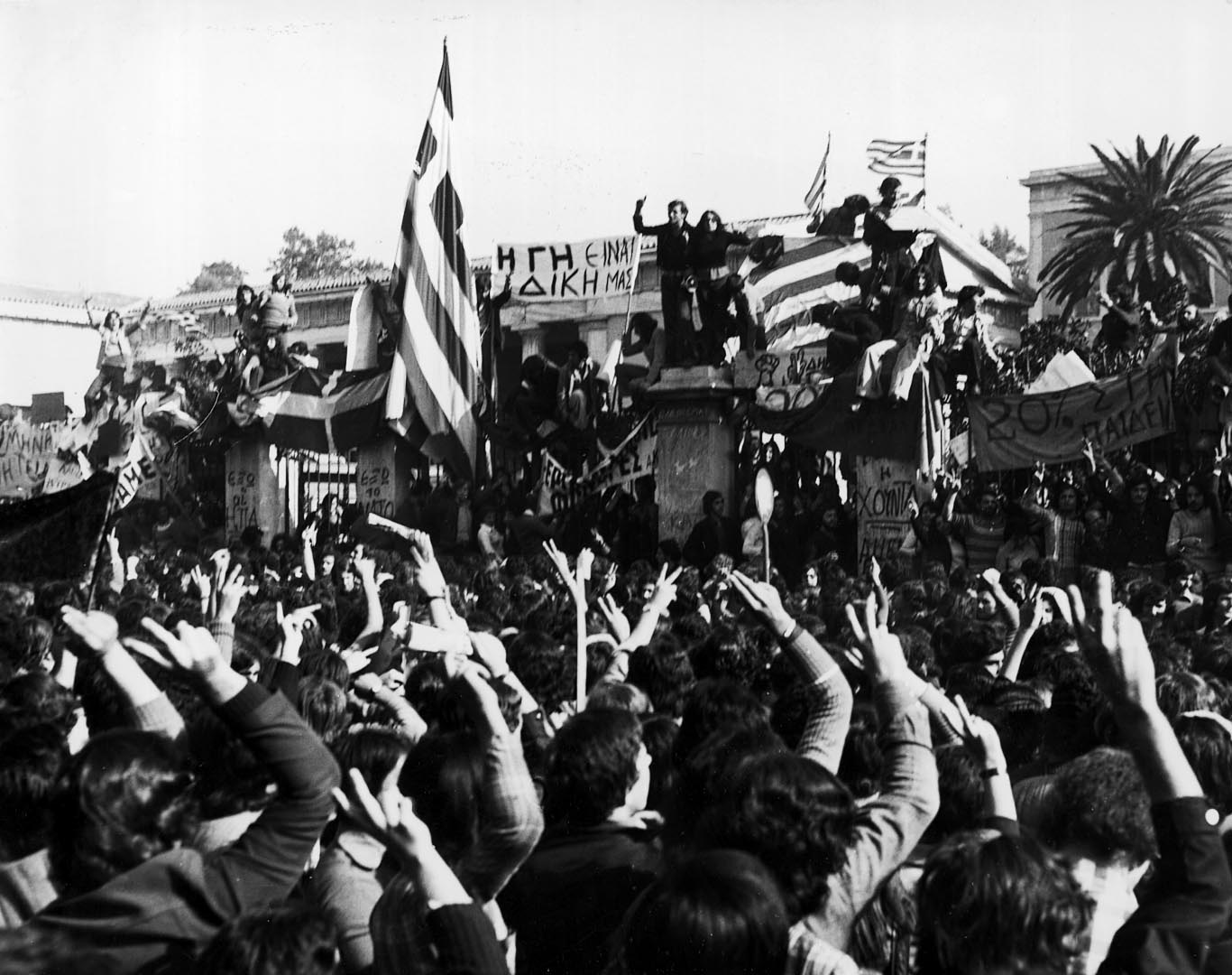 Τα μηνύματα των κομμάτων για τη μαύρη επέτειο της 21ης Απριλίου