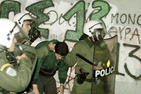 Επεισόδια στη Λεωφόρο… ανέβαλαν τη σέντρα στο ΠΑΟ – ΠΑΟΚ